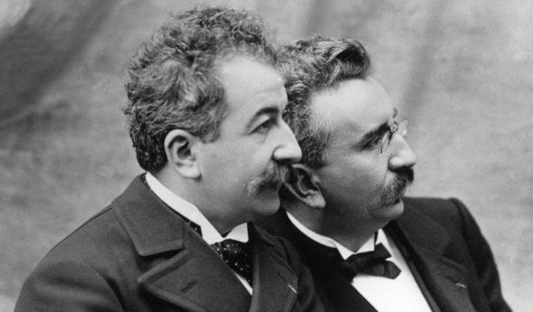 Начало мирового кино: братья Люмьер запатентовали первую кинокамеру