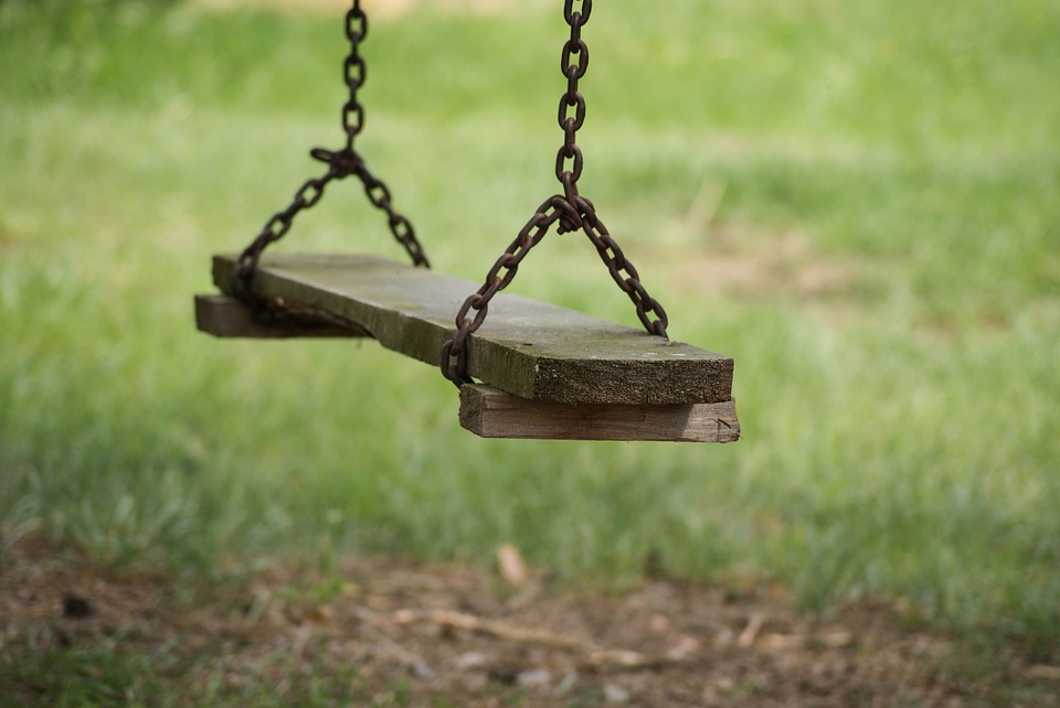 День качания на качелях