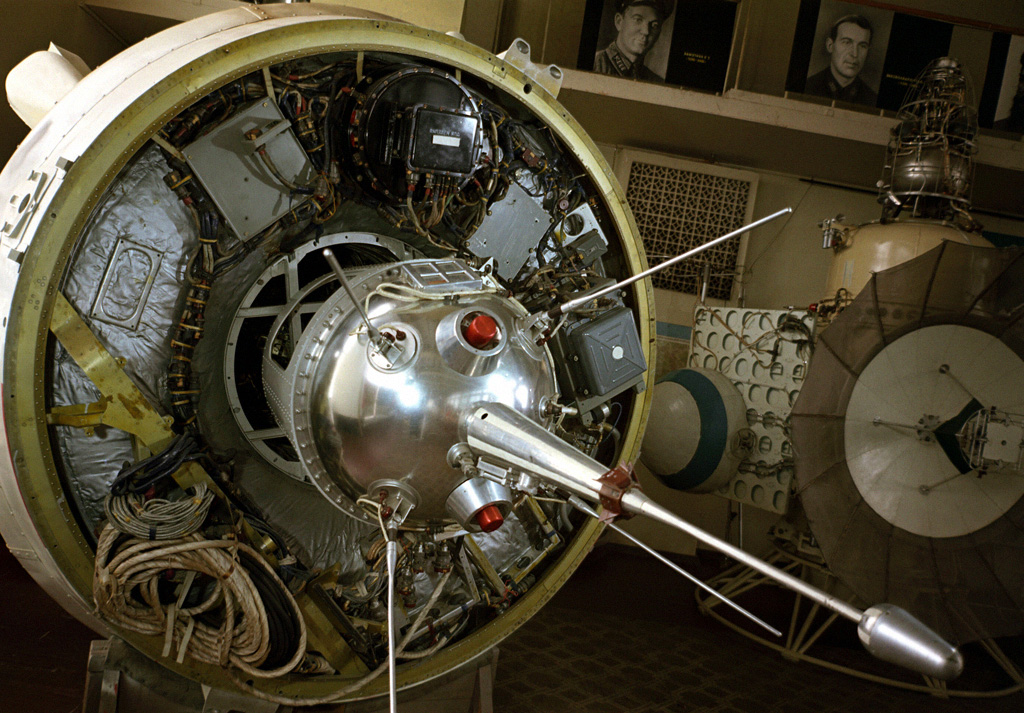 Запуск первой автоматической межпланетной станции «Луна-1»